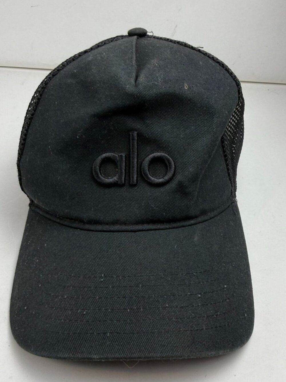 Alo Yoga Unisex Black District Trucker Hat Snapback Mesh Baseball Cap OSFM STAIN